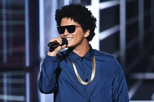 Bruno Mars keeps joking about Vegas gambling debt rumors