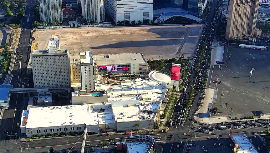 Fire crews quickly contain roof blaze at Sahara Las Vegas